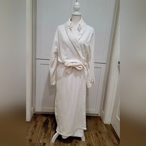 Laura Ashley Vintage (80s) White Floral Embroidered Bathrobe | Size Medium